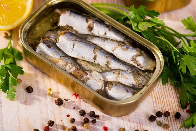 Cá mòi giàu omega-3, tốt cho tim mạch: 3 nhóm người cần thận trọng khi ăn - Ảnh 2.