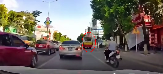 Thanh H&oacute;a: Vượt đ&egrave;n đỏ, một t&agrave;i xế xe bu&yacute;t bị phạt 19 triệu đồng - Ảnh 1.