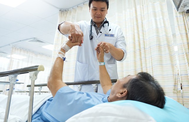 Tưởng rối loạn tiền đình, người đàn ông 54 tuổi phát hiện vỡ túi phình não vì bỏ qua dấu hiệu này - Ảnh 1.