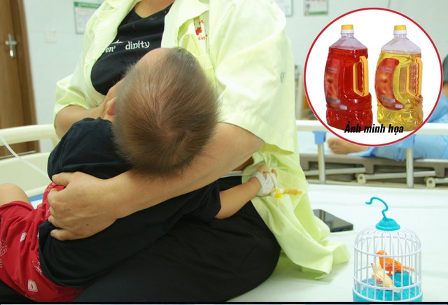 B&eacute; trai hơn 1 tuổi nhập viện do uống nhầm dầu thắp đ&egrave;n - Ảnh 1.