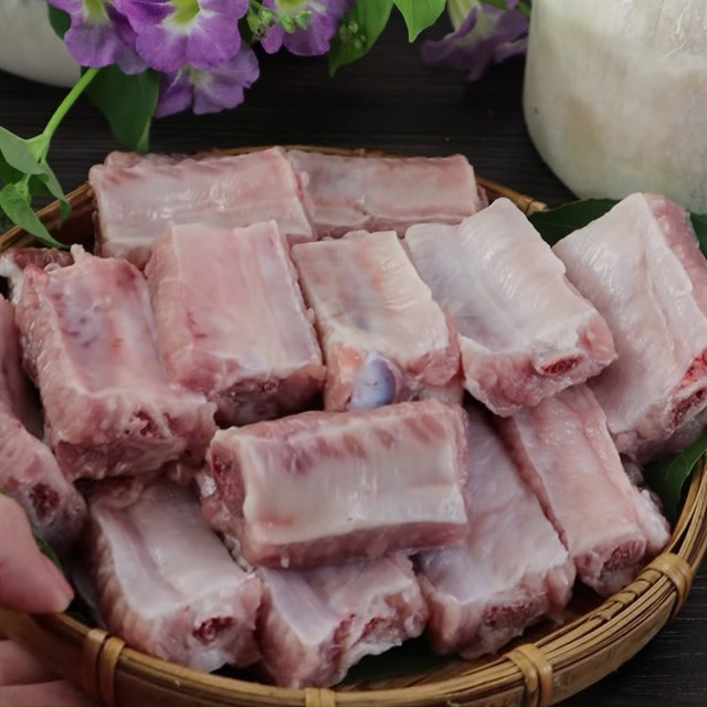 Cuối tuần l&agrave;m sườn non rim mắm tỏi, miếng sườn &oacute;ng v&agrave;ng, đậm vị, hao cơm - Ảnh 2.