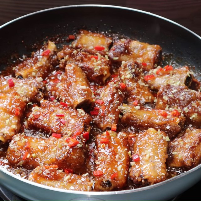 Cuối tuần l&agrave;m sườn non rim mắm tỏi, miếng sườn &oacute;ng v&agrave;ng, đậm vị, hao cơm - Ảnh 8.