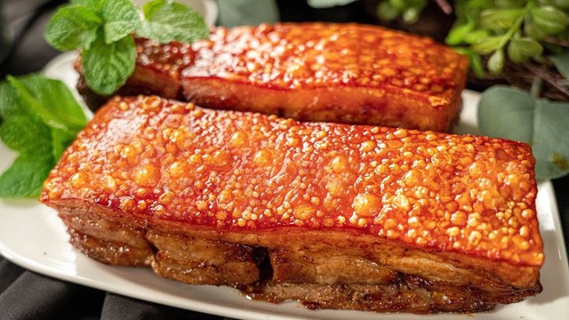 Mẹo l&agrave;m thịt ba chỉ quay bằng nồi chi&ecirc;n kh&ocirc;ng dầu: Da gi&ograve;n nổ xốp, thịt mềm mọng - Ảnh 10.