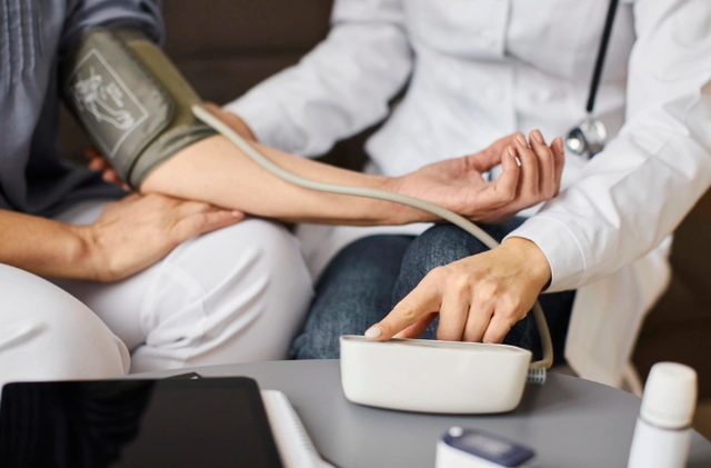 Thời tiết thay đổi, người mắc bệnh tim mạch cần cảnh gi&aacute;c biến chứng nguy hiểm - Ảnh 2.