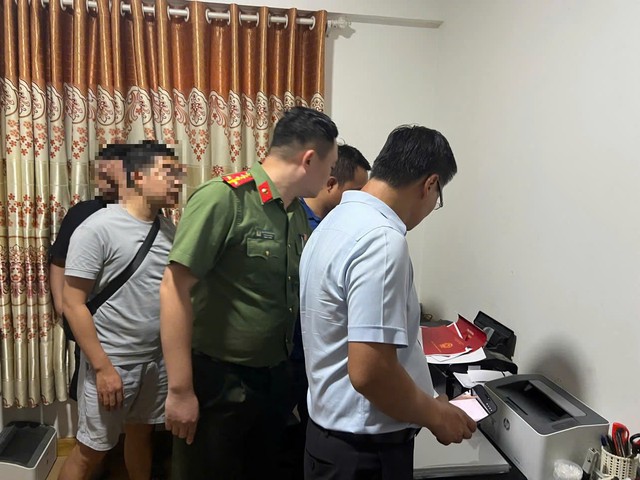 Hà Nội: 2 giảng viên đại học bị khởi tố vì liên quan đến đường dây làm giả bằng cấp quy mô lớn - Ảnh 2.