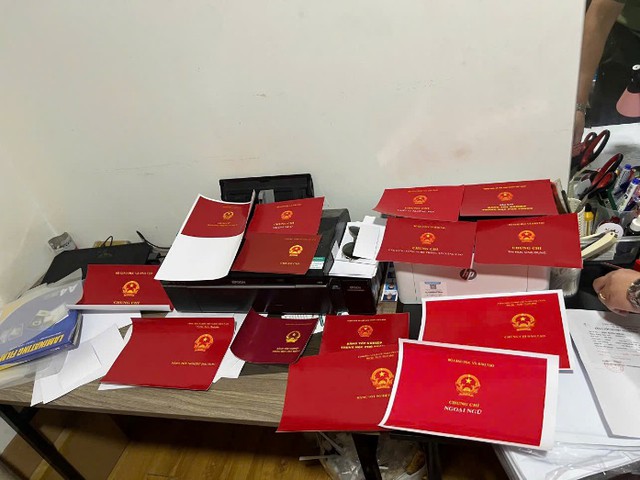 Hà Nội: 2 giảng viên đại học bị khởi tố vì liên quan đến đường dây làm giả bằng cấp quy mô lớn - Ảnh 1.