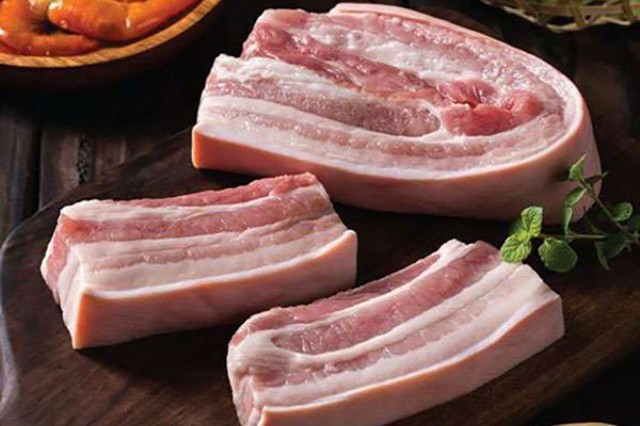 Mẹo l&agrave;m thịt ba chỉ quay bằng nồi chi&ecirc;n kh&ocirc;ng dầu: Da gi&ograve;n nổ xốp, thịt mềm mọng - Ảnh 3.