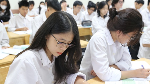 Thi v&agrave;o 10 gồm 2 m&ocirc;n To&aacute;n v&agrave; Ngữ văn? - Ảnh 1.
