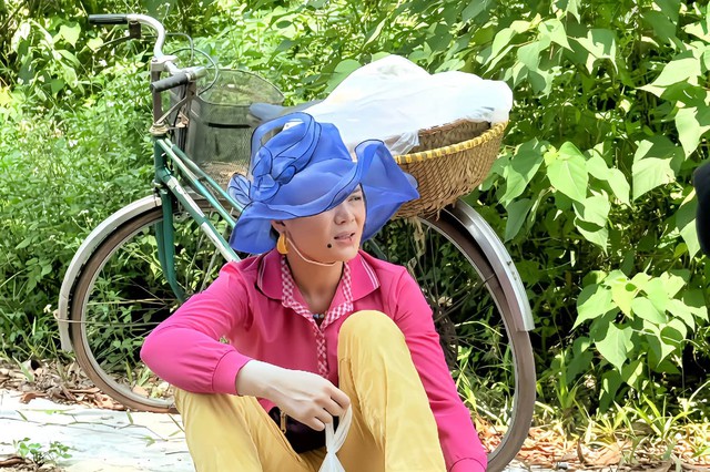 Căn nhà không mái che: Cô bán bánh rán vui tính 'gây sốt' dù chỉ xuất hiện 1 phút - Ảnh 1.