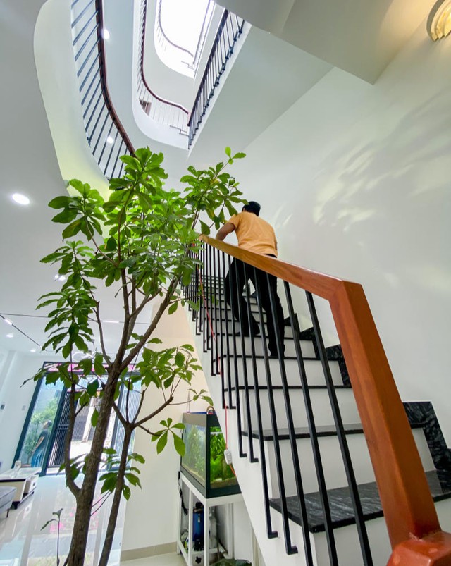 Bí quyết cải tạo giếng trời giúp nhà phố hẹp đến đâu cũng ngập tràn ánh sáng - Ảnh 1.