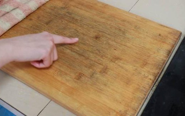 Những sai lầm khiến thớt dễ bị nứt v&agrave; mốc ảnh hưởng tới sức khỏe - Ảnh 1.