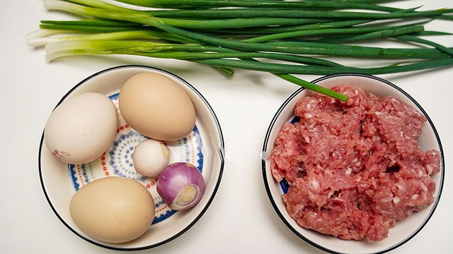 Mẹo l&agrave;m trứng hấp thịt băm mềm mịn như caramen, l&aacute;ng mượt kh&ocirc;ng lo rỗ mặt - Ảnh 4.