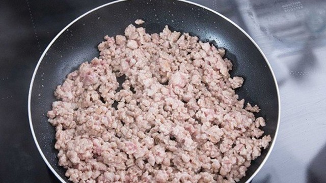 Mẹo l&agrave;m trứng hấp thịt băm mềm mịn như caramen, l&aacute;ng mượt kh&ocirc;ng lo rỗ mặt - Ảnh 5.