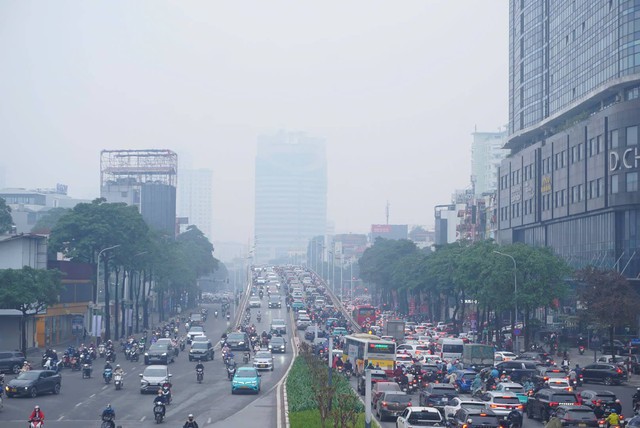 Chất lượng kh&ocirc;ng kh&iacute; H&agrave; Nội h&ocirc;m nay: Chỉ số &ocirc; nhiễm kh&ocirc;ng kh&iacute; ở mức kh&ocirc;ng l&agrave;nh mạnh, điểm danh những điểm vượt mức quy định - Ảnh 1.