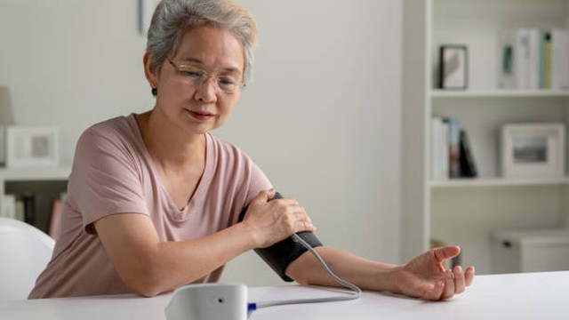 Đo huyết áp tại nhà, vì sao mỗi lần cho một kết quả khác nhau? - Ảnh 1.