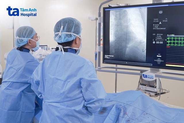 Chân sưng phù, đau nhức, người phụ nữ 51 tuổi phát hiện huyết khối chi chít trong tĩnh mạch - Ảnh 1.