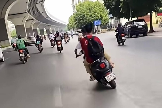 H&agrave; Nội: Mẹ bị phạt 9 triệu đồng v&igrave; giao xe cho con chưa đủ tuổi điều khiển lạng l&aacute;ch, đ&aacute;nh v&otilde;ng tr&ecirc;n đường - Ảnh 1.