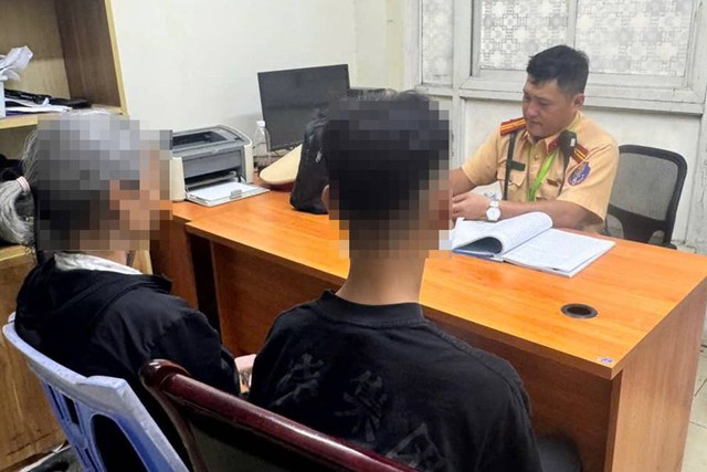 H&agrave; Nội: Mẹ bị phạt 9 triệu đồng v&igrave; giao xe cho con chưa đủ tuổi điều khiển lạng l&aacute;ch, đ&aacute;nh v&otilde;ng tr&ecirc;n đường - Ảnh 2.
