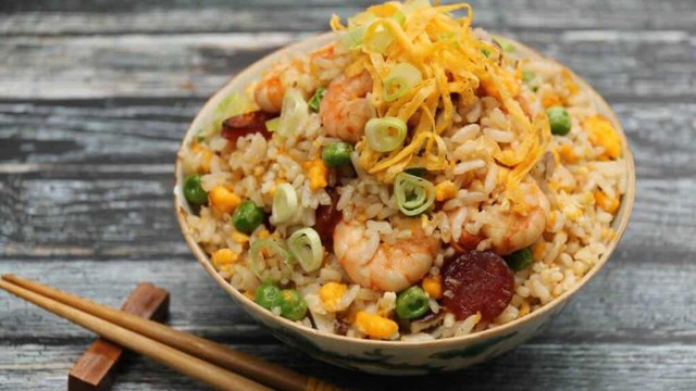 V&igrave; sao cơm nguội rang ngon hơn cơm mới? B&iacute; quyết rang cơm ho&agrave;n hảo - Ảnh 7.