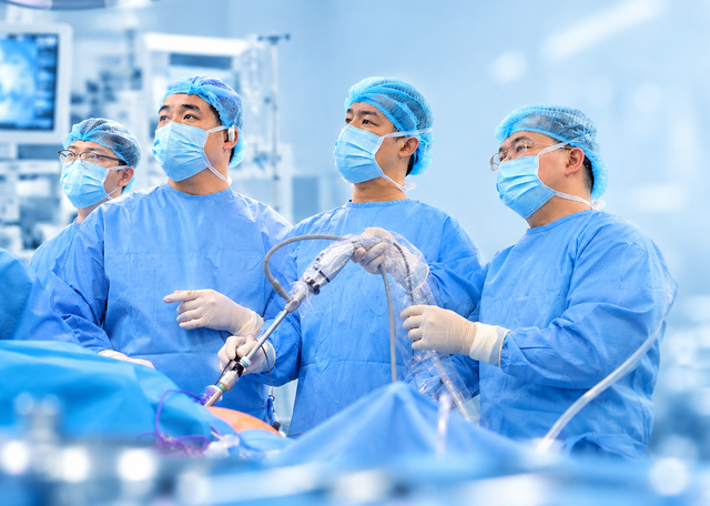 Đi ngo&agrave;i ra m&aacute;u, người phụ nữ 74 tuổi ph&aacute;t hiện khối u đại tr&agrave;ng sigma - Ảnh 1.