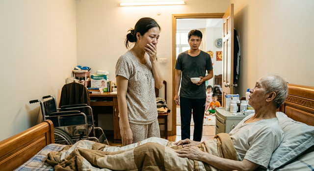 Bất ngờ trở về sau h&agrave;ng chục năm bỏ rơi con trai, bố chồng khiến cả nh&agrave; t&ocirc;i sống trong địa ngục - Ảnh 1.