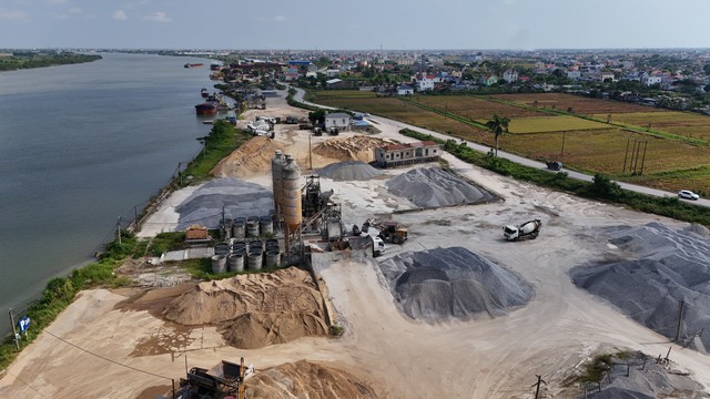 Ninh B&igrave;nh: Bến b&atilde;i bị r&agrave;o chắn ở Giao Thủy, Xu&acirc;n Giang vẫn bụi m&ugrave; mịt - Ảnh 6.