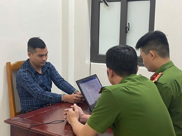 Danh t&iacute;nh 2 đối tượng cầm kiếm cố thủ tr&ecirc;n m&aacute;i nh&agrave; ở Thanh H&oacute;a - Ảnh 3.