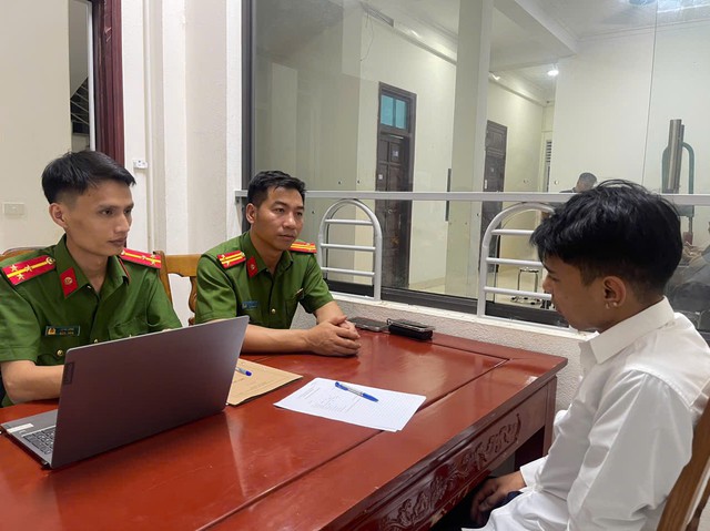 Danh t&iacute;nh 2 đối tượng cầm kiếm cố thủ tr&ecirc;n m&aacute;i nh&agrave; ở Thanh H&oacute;a - Ảnh 4.