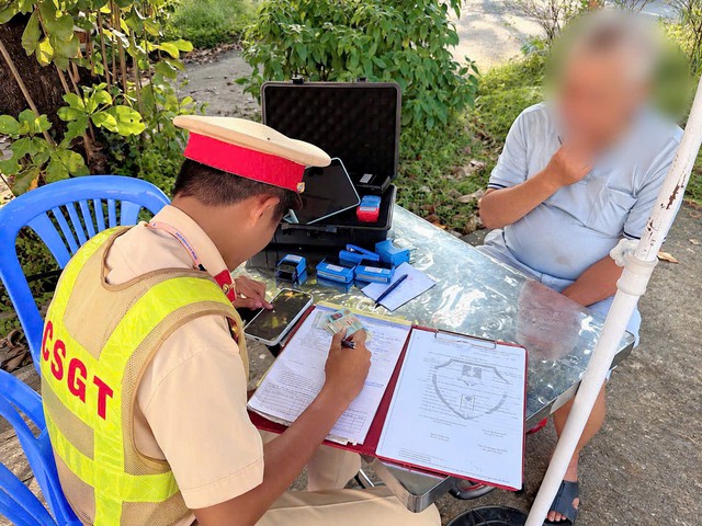 Xử phạt người đ&agrave;n &ocirc;ng 72 tuổi sử dụng thẻ nhận dạng l&aacute;i xe của con trai điều khiển xe tải - Ảnh 1.