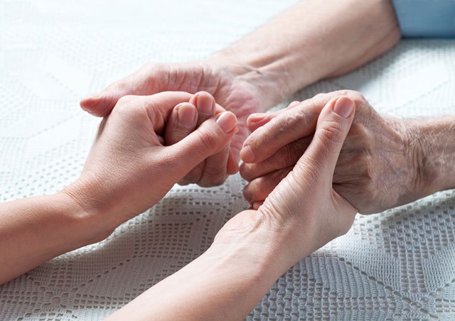 Trầm cảm tuổi gi&agrave;: Khi sự bận rộn của con c&aacute;i trở th&agrave;nh nỗi c&ocirc; đơn của cha mẹ - Ảnh 2.