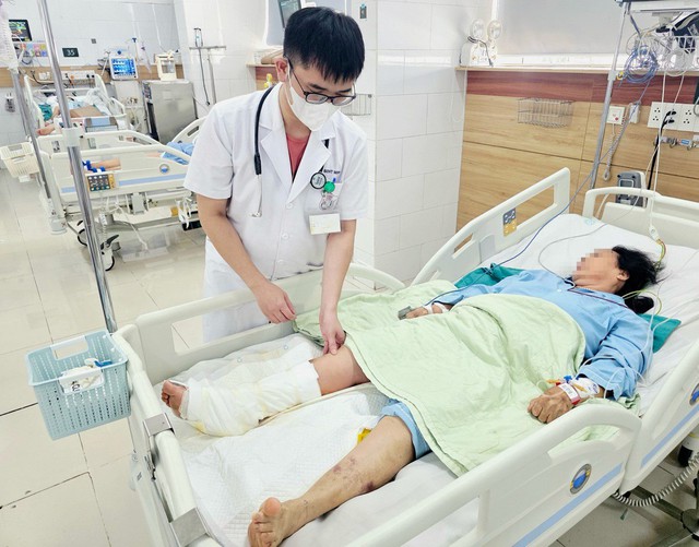 Người phụ nữ 65 tuổi nguy cơ mất chân vì đắp lá ớt chữa vết thương - Ảnh 1.