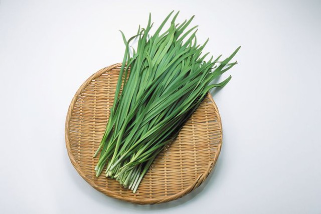 Lá hẹ có tới 7 lợi ích cho sức khỏe, từ bổ sung vitamin đến hỗ trợ kiểm soát cân nặng - Ảnh 1.