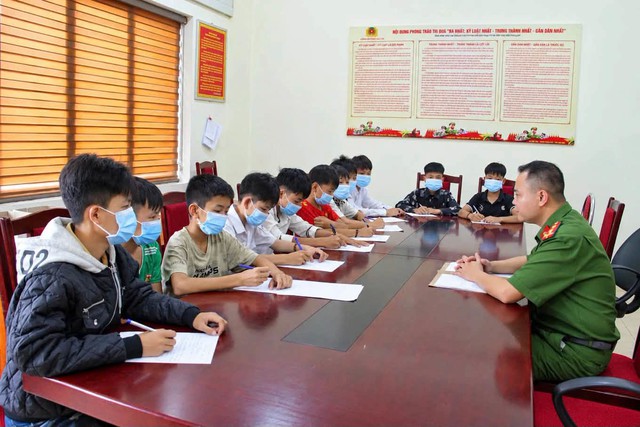 Triệu tập 12 thiếu ni&ecirc;n n&eacute;m đ&aacute; v&agrave;o xe kh&aacute;ch tr&ecirc;n cao tốc Nội B&agrave;i &ndash; L&agrave;o Cai - Ảnh 2.