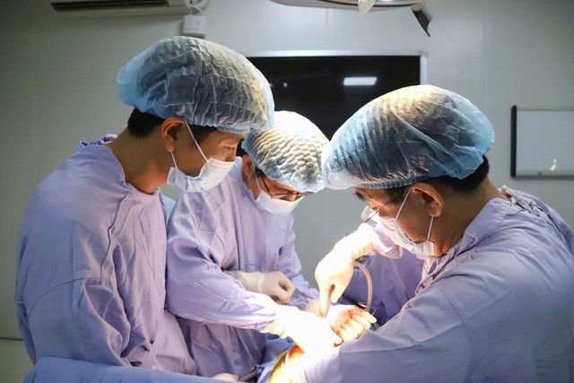 Phẫu thuật th&agrave;nh c&ocirc;ng khối u hiếm gặp đường ti&ecirc;u h&oacute;a cho cụ b&agrave; 100 tuổi - Ảnh 1.