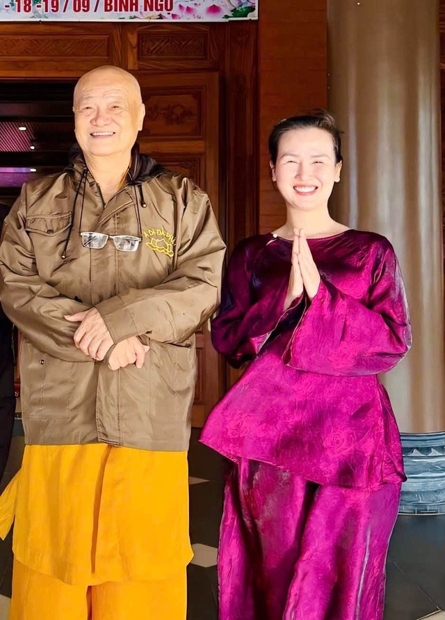 V&otilde; Hạ Tr&acirc;m theo bố đi tu - Ảnh 1.