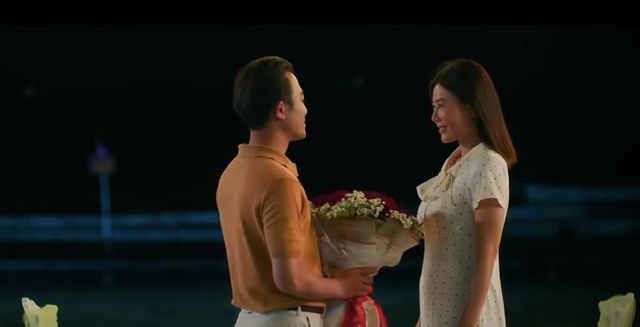 Ph&uacute; cầu h&ocirc;n T&acirc;m l&atilde;ng mạn tr&ecirc;n b&atilde;i biển trong Đội b&oacute;ng nữ l&agrave;ng Xu&acirc;n - Ảnh 1.