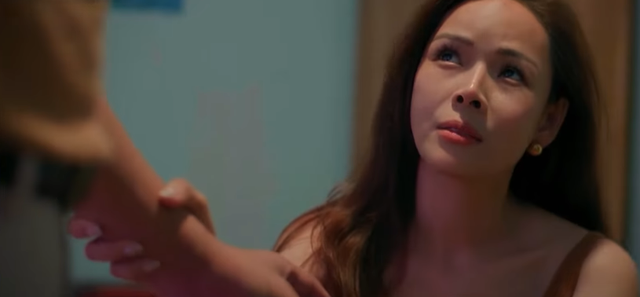 Ph&uacute; cầu h&ocirc;n T&acirc;m l&atilde;ng mạn tr&ecirc;n b&atilde;i biển trong Đội b&oacute;ng nữ l&agrave;ng Xu&acirc;n - Ảnh 2.