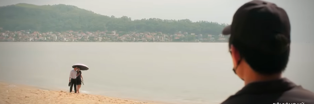 Ph&uacute; cầu h&ocirc;n T&acirc;m l&atilde;ng mạn tr&ecirc;n b&atilde;i biển trong Đội b&oacute;ng nữ l&agrave;ng Xu&acirc;n - Ảnh 3.