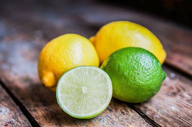 Chanh xanh v&agrave; chanh v&agrave;ng: Loại n&agrave;o nhiều vitamin C hơn, d&ugrave;ng thế n&agrave;o tốt cho sức khỏe? - Ảnh 1.