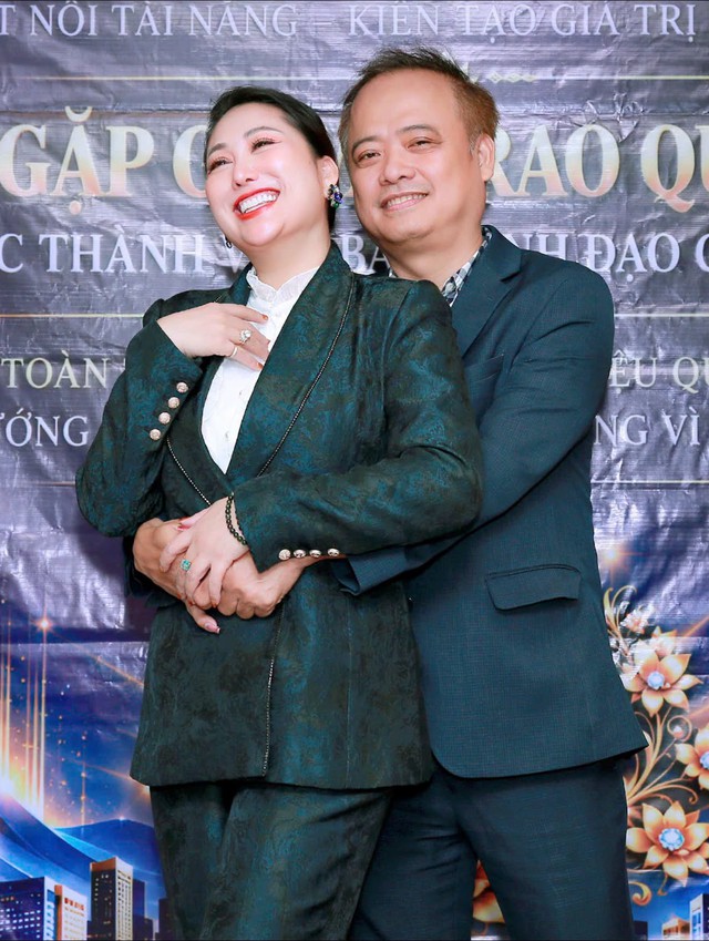 Bạn trai U60 của Phi Thanh Vân yêu thương bạn gái vô điều kiện - Ảnh 1.