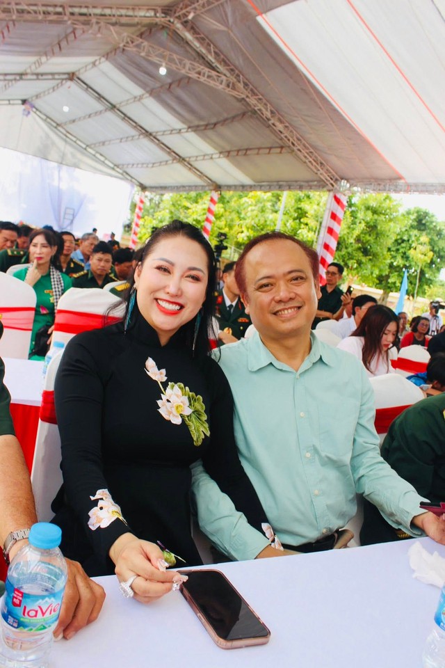 Bạn trai U60 của Phi Thanh Vân yêu thương bạn gái vô điều kiện - Ảnh 3.
