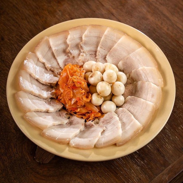 Nước luộc thịt nổi nhiều bọt c&oacute; phải h&oacute;a chất? B&aacute;c sĩ giải th&iacute;ch điều nhiều người hiểu lầm - Ảnh 1.