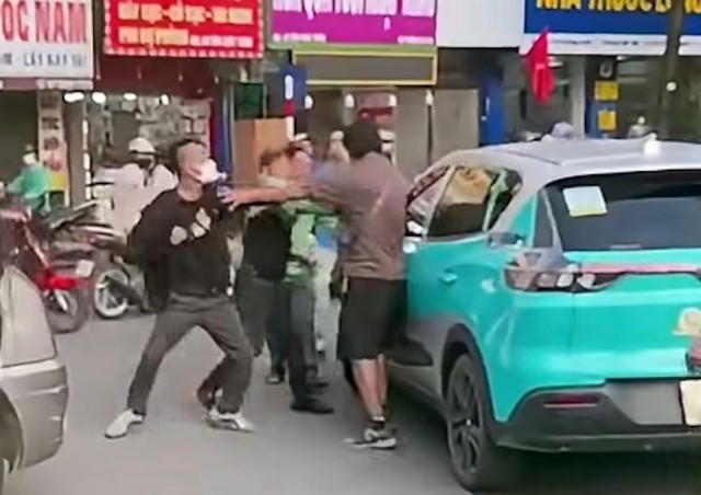 H&agrave; Nội x&aacute;c minh vụ người đ&agrave;n &ocirc;ng bị nh&oacute;m người v&acirc;y đ&aacute;nh trước cổng Bệnh viện - Ảnh 1.