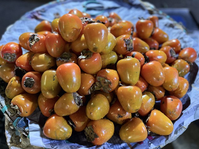 Tiểu thương chia sẻ c&aacute;ch ph&acirc;n biệt hồng da tre với c&aacute;c loại hồng gi&aacute; rẻ đang b&aacute;n đầy thị trường - Ảnh 4.
