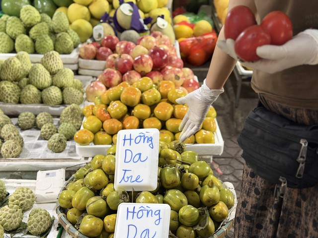 Tiểu thương chia sẻ c&aacute;ch ph&acirc;n biệt hồng da tre với c&aacute;c loại hồng gi&aacute; rẻ đang b&aacute;n đầy thị trường - Ảnh 1.