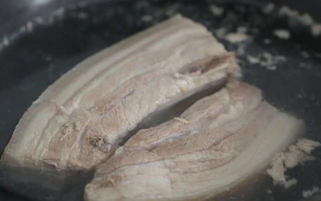 Mẹo luộc thịt ba chỉ trắng hồng v&agrave; tỷ lệ pha mắm n&ecirc;m chuẩn vị cho m&oacute;n b&aacute;nh tr&aacute;ng cuốn đổi vị cuối tuần - Ảnh 2.