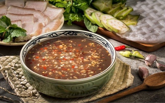 Mẹo luộc thịt ba chỉ trắng hồng v&agrave; tỷ lệ pha mắm n&ecirc;m chuẩn vị cho m&oacute;n b&aacute;nh tr&aacute;ng cuốn đổi vị cuối tuần - Ảnh 5.