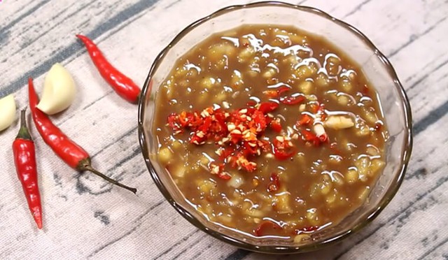 Mẹo luộc thịt ba chỉ trắng hồng v&agrave; tỷ lệ pha mắm n&ecirc;m chuẩn vị cho m&oacute;n b&aacute;nh tr&aacute;ng cuốn đổi vị cuối tuần - Ảnh 4.