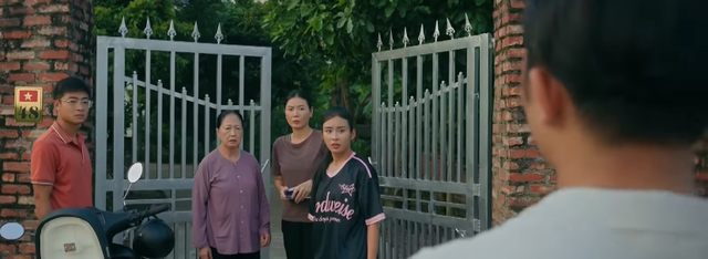 Tâm rơi vào tình cảnh khó xử khi cầu hôn và tình cũ xuất hiện trong Đội bóng nữ làng Xuân - Ảnh 3.