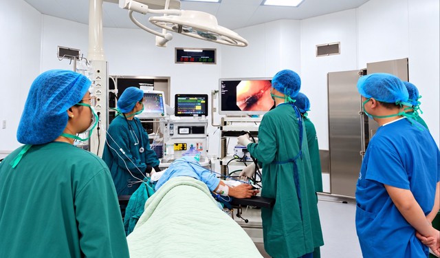 Bất ngờ đau họng khi đang ăn mì tôm, người đàn ông 45 tuổi phải nhập viện gấp - Ảnh 2.
